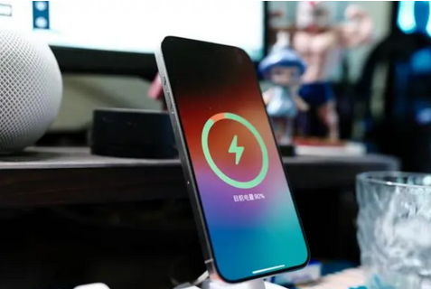 江川苹果15换屏服务分享用什么充电器给iPhone15充电更好 